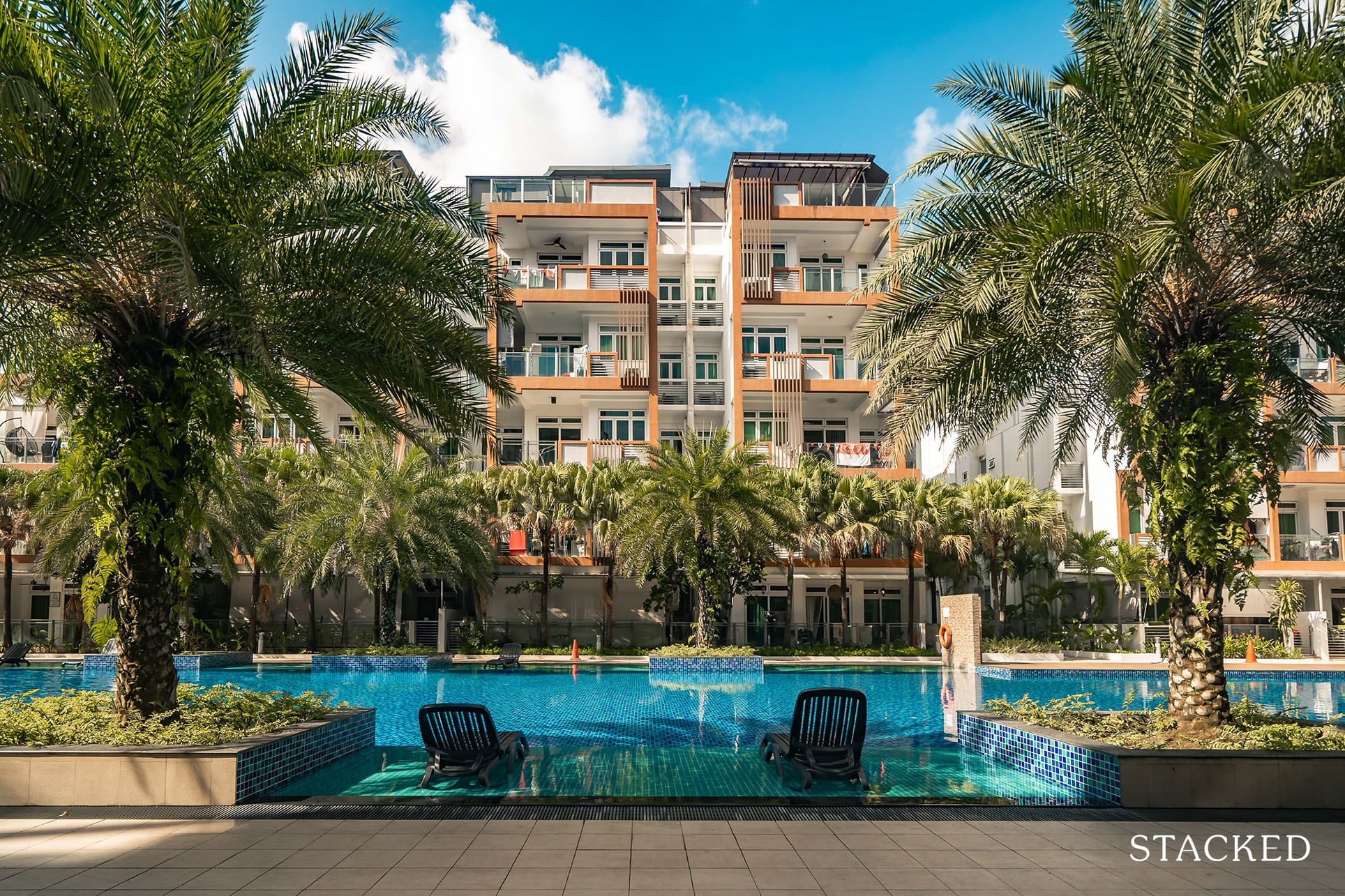 parc rosewood main pool deck chairs