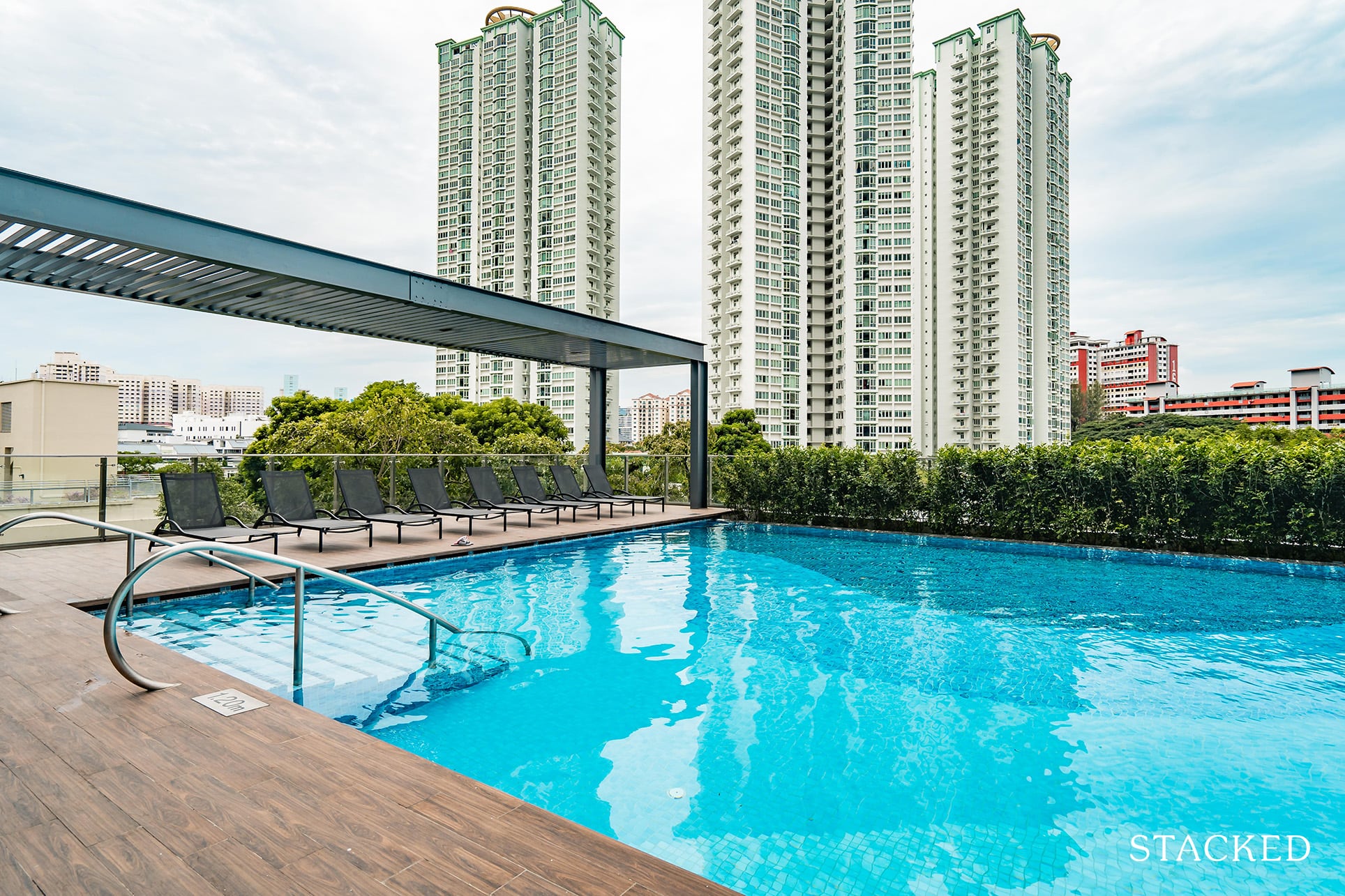 queens peak pool deck