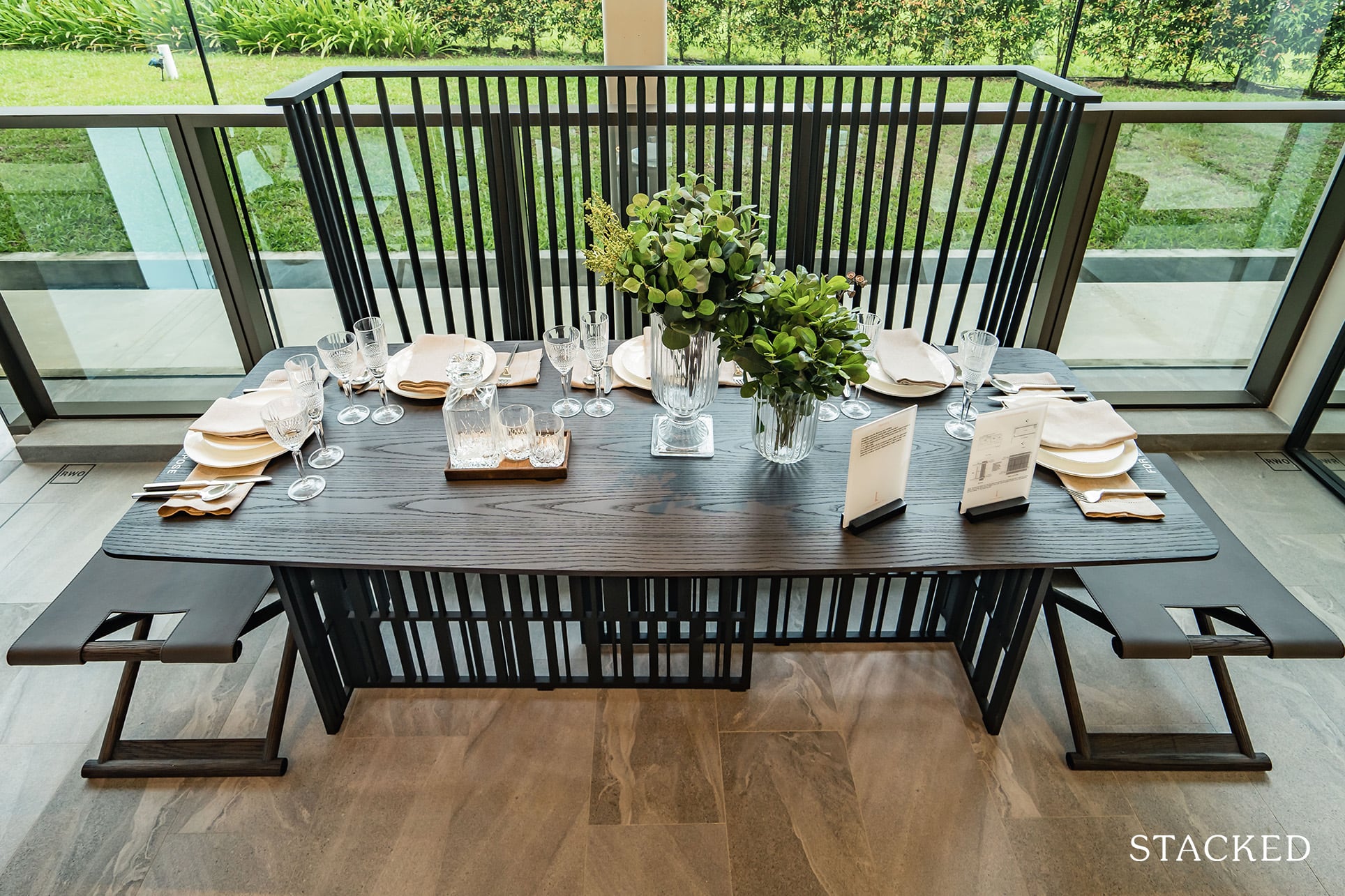 the landmark 3 bedroom balcony dining area