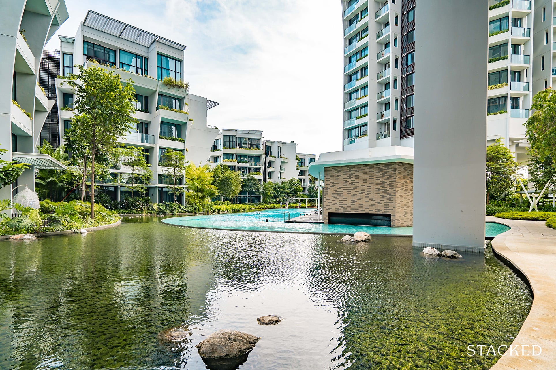 the crest condo swimming pool