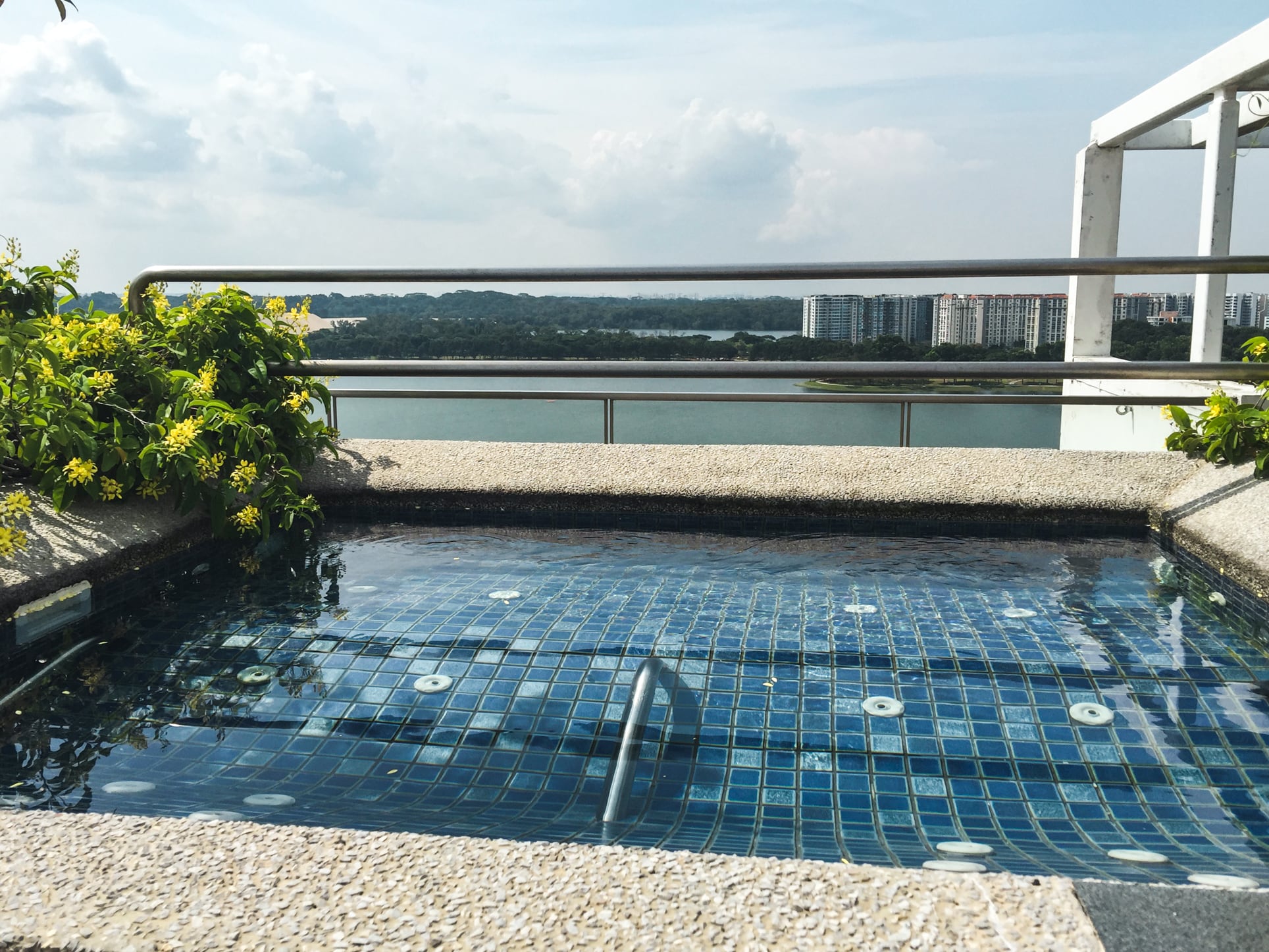 waterfront isle jacuzzi