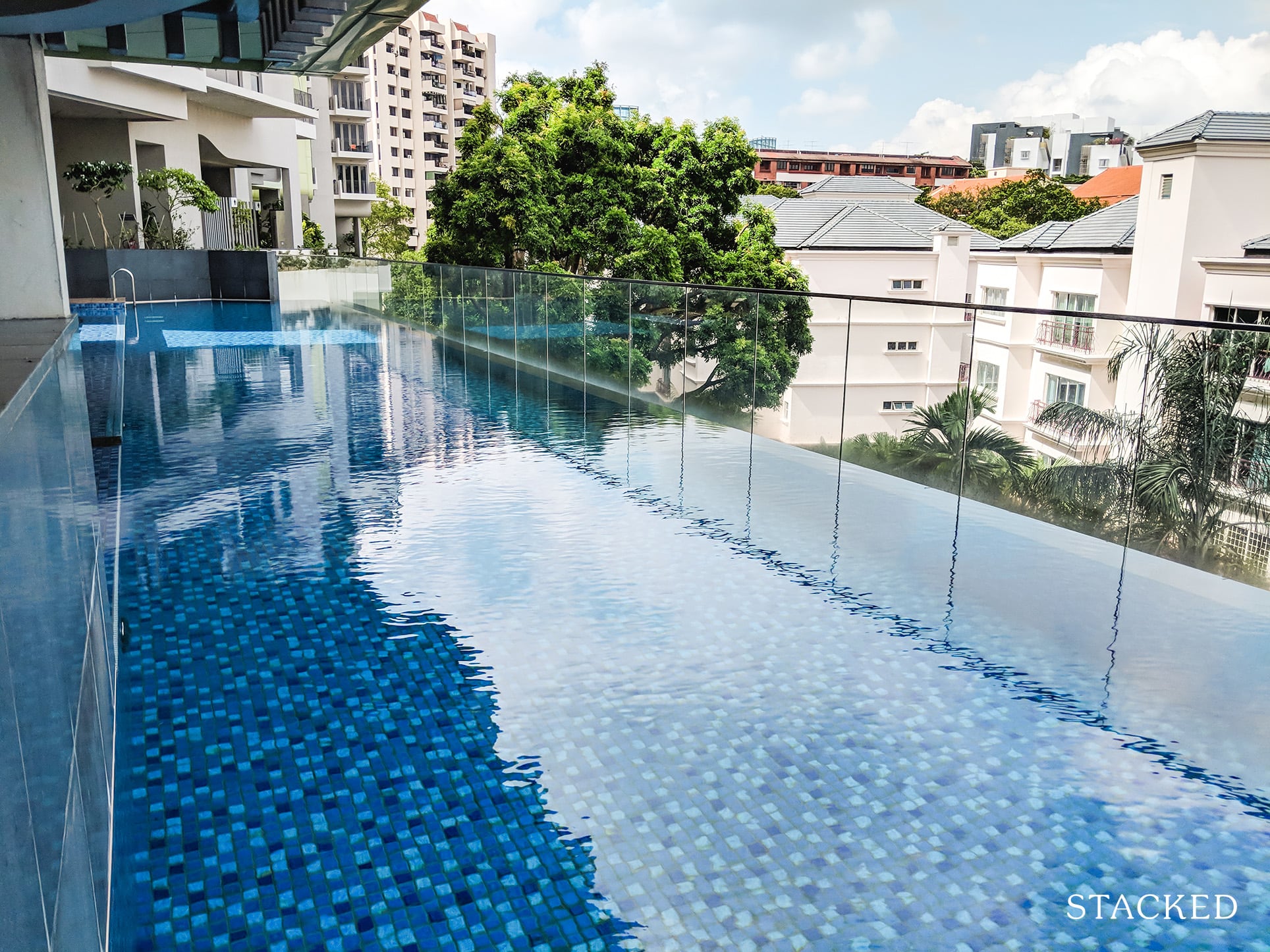 Pollen and Bleu swimming pool 