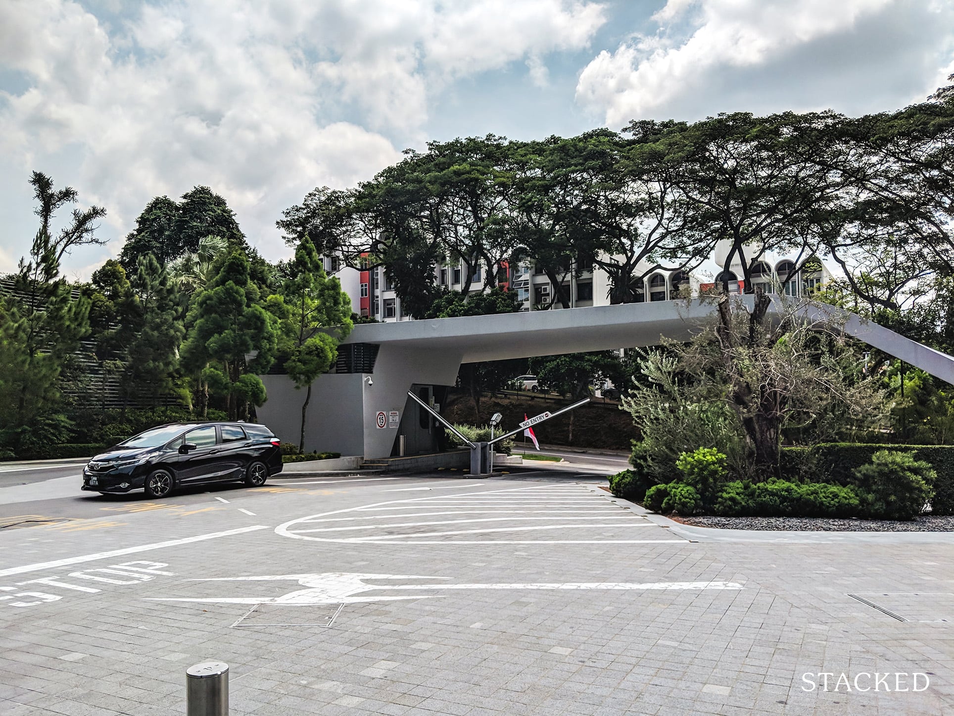 D Leedon  Condo kings road entrance