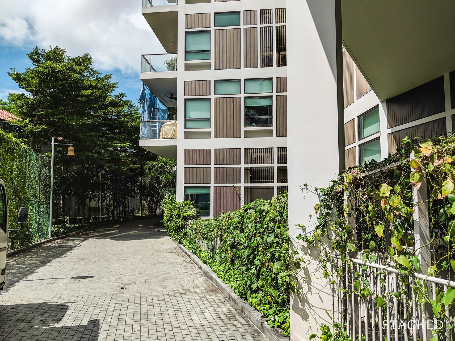 Belle Vue Condo driveway