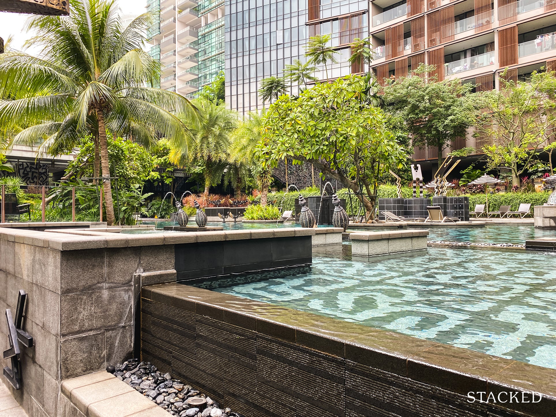 OUE Twin Peaks pool fountain