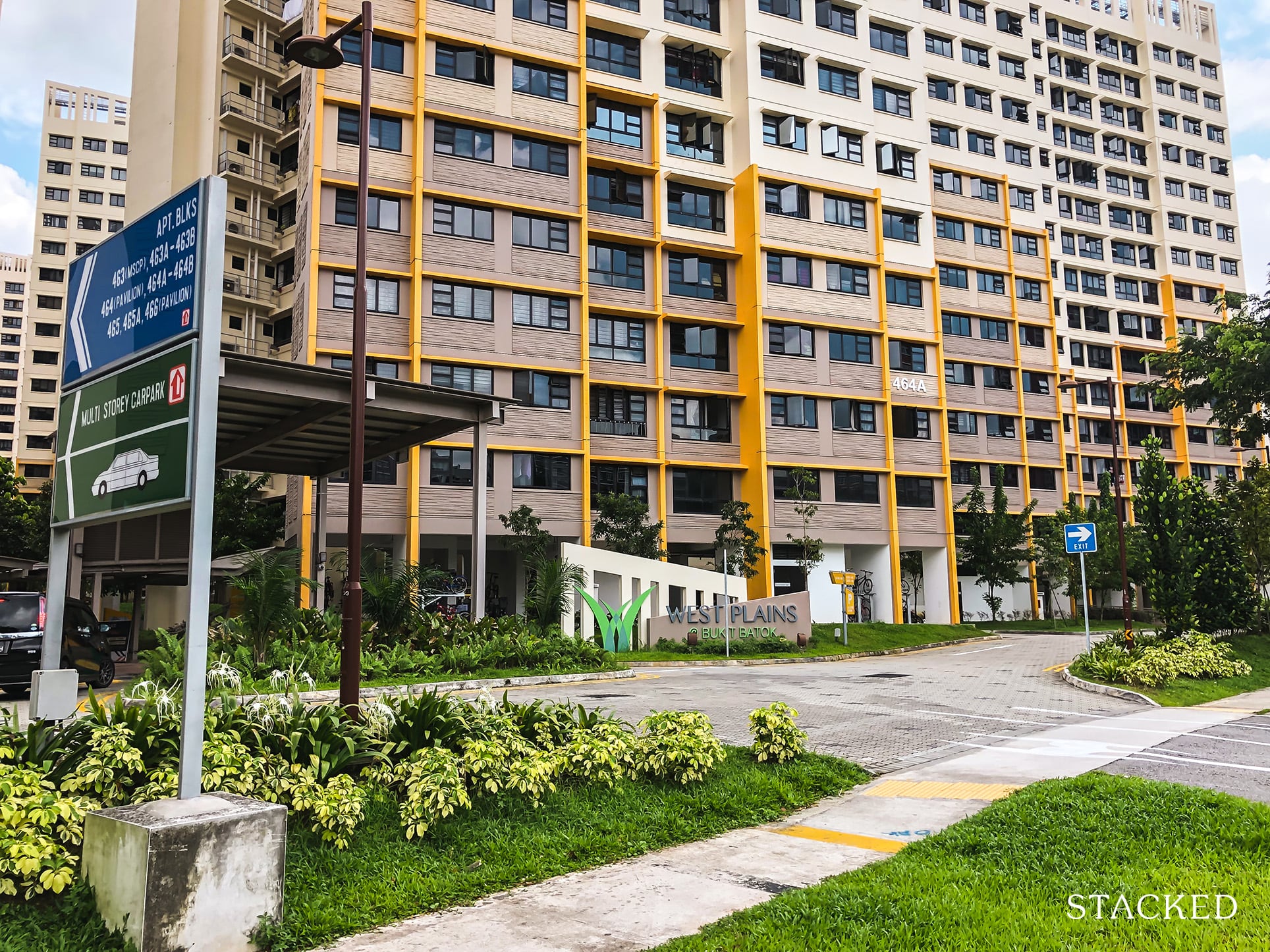 West Plains @ Bukit Batok facade and signage