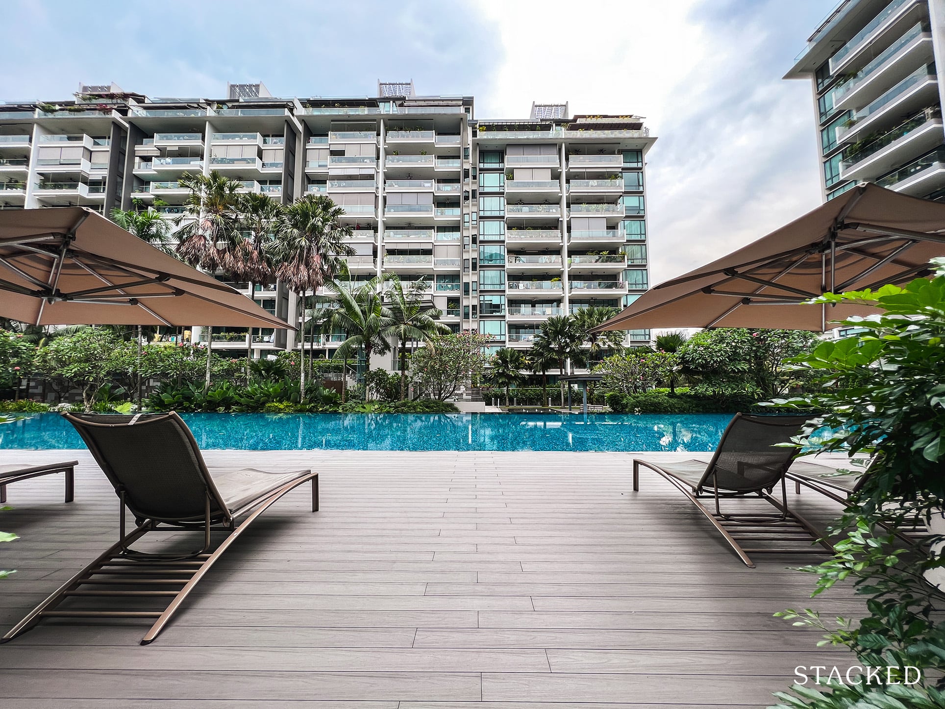 parvis condo pool 2