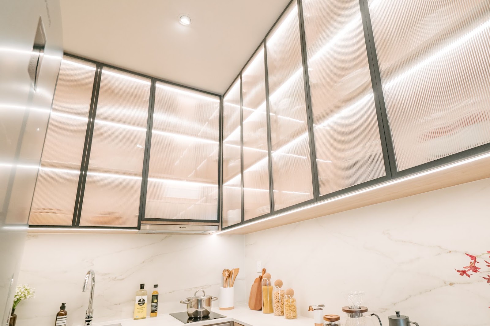 Atlassia 2-bedroom show flat kitchen with frosted glass cabinets and marble backsplash