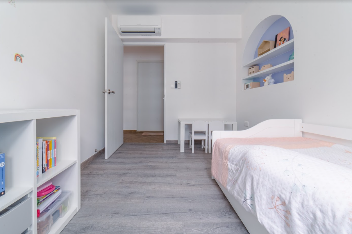 Child's bedroom in white with an arched niche shelf, a daybed and a low study table