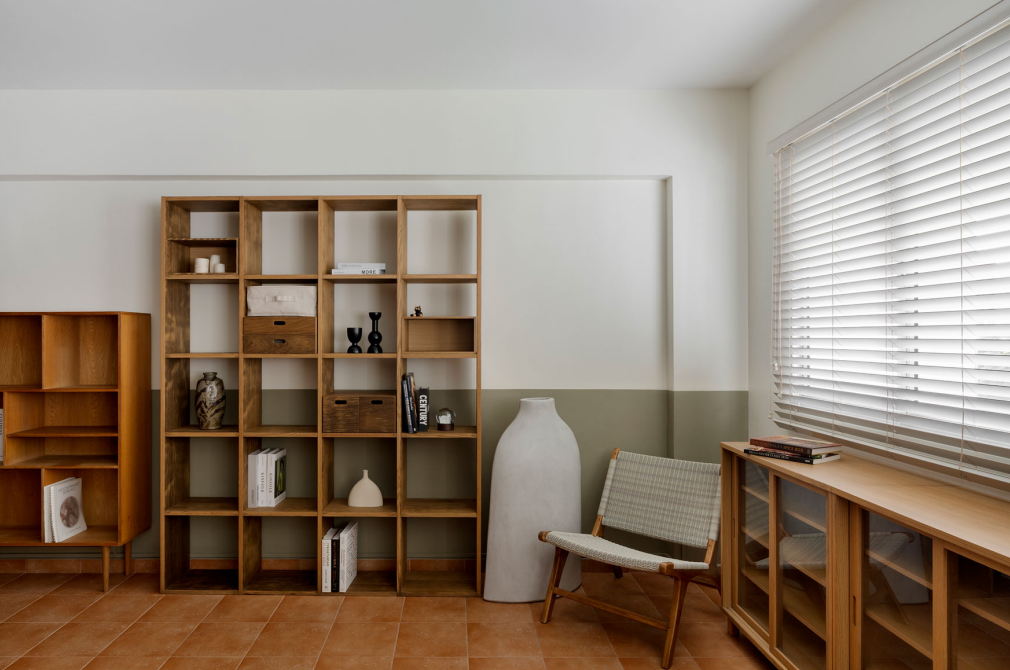 Mid-century modern living room in the Cantonment Close HDB flat with wooden open shelving