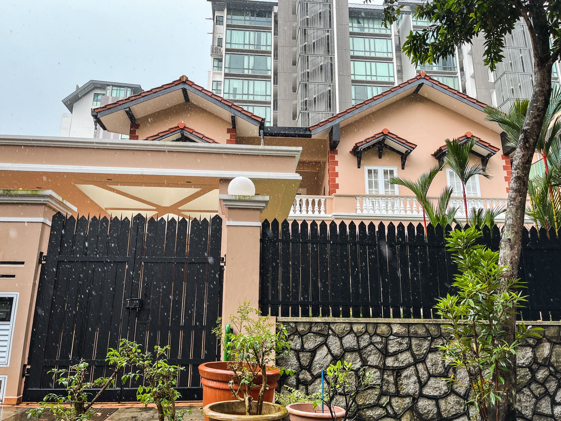 chip bee gardens gate