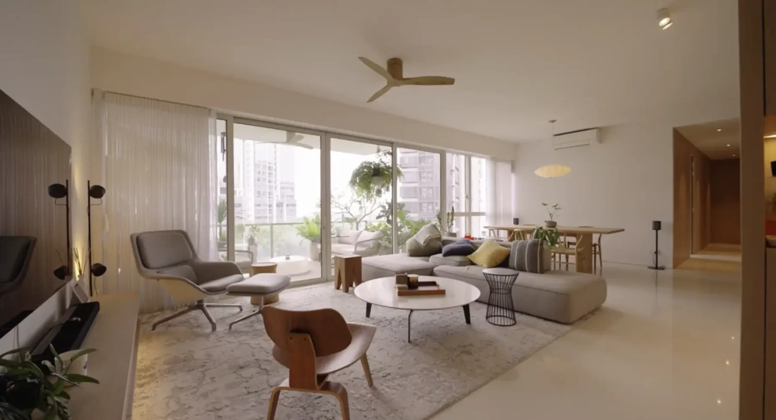 Inside A Bachelors Restful Mid Century Modern Home With A Garden Balcony 7