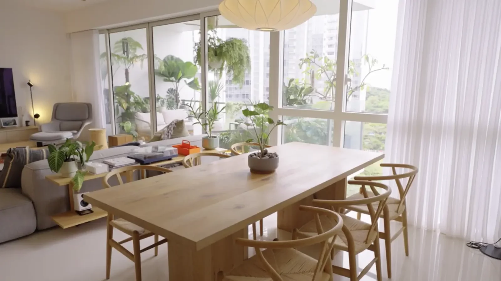 Inside A Bachelors Restful Mid Century Modern Home With A Garden Balcony 12