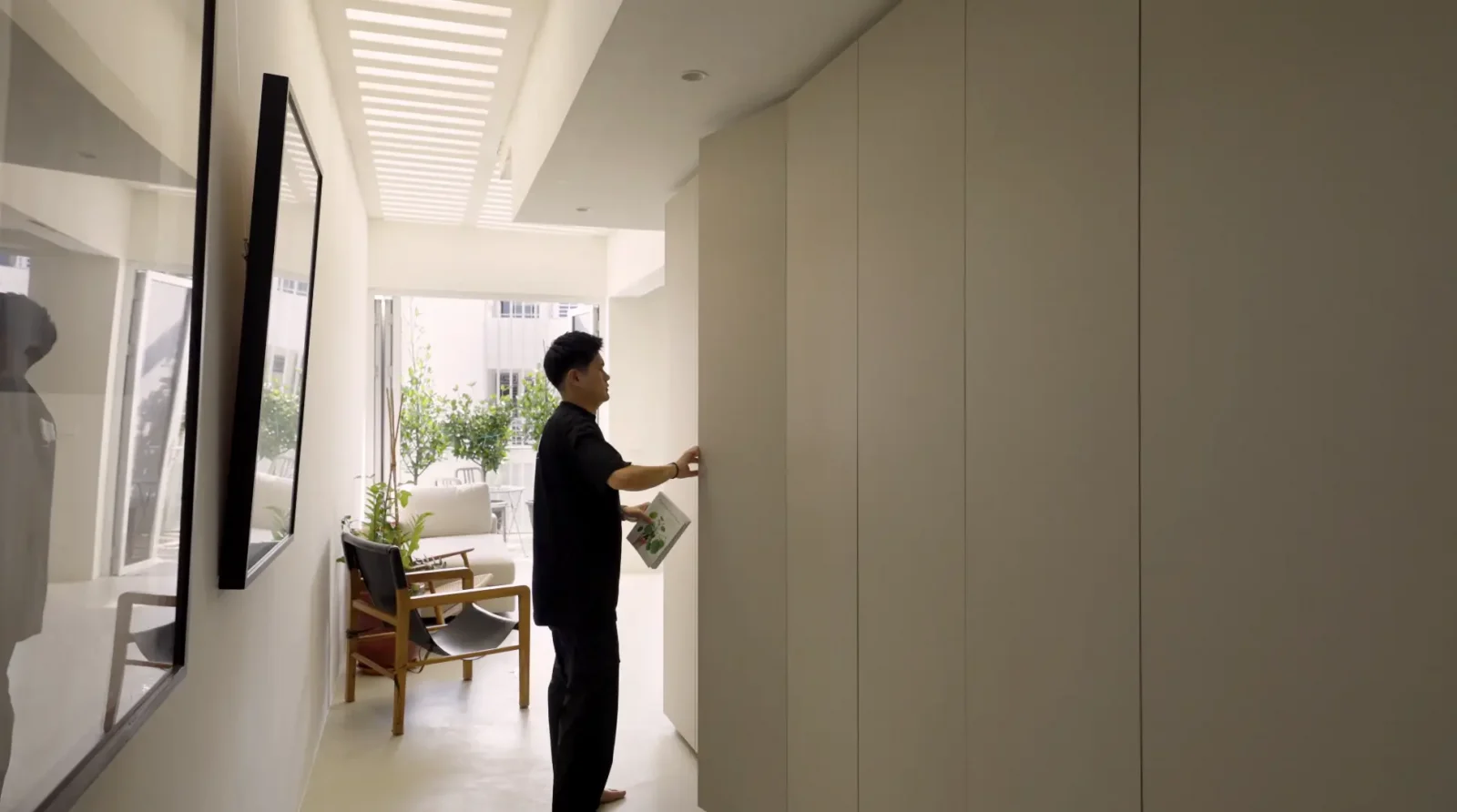 Inside A Minimalists 1 Bedroom Home Designed For Open Living 2 1