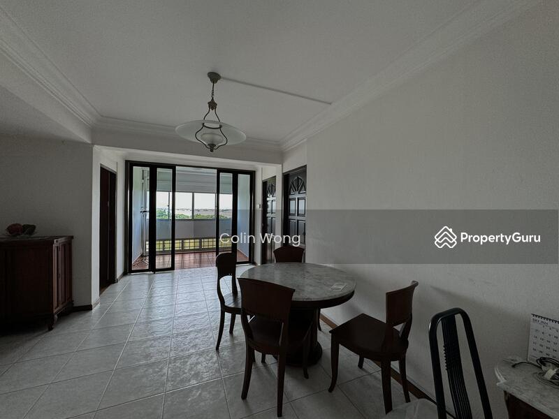 Large Dining Area and Flexible Space