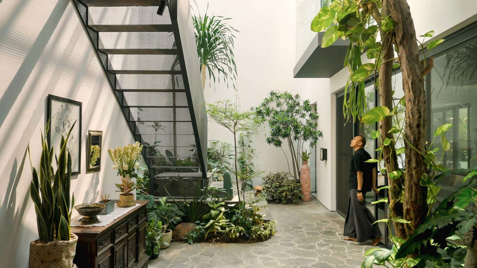 Inside A Tropical Garden Home With A Blend Of Indonesian Heritage 1