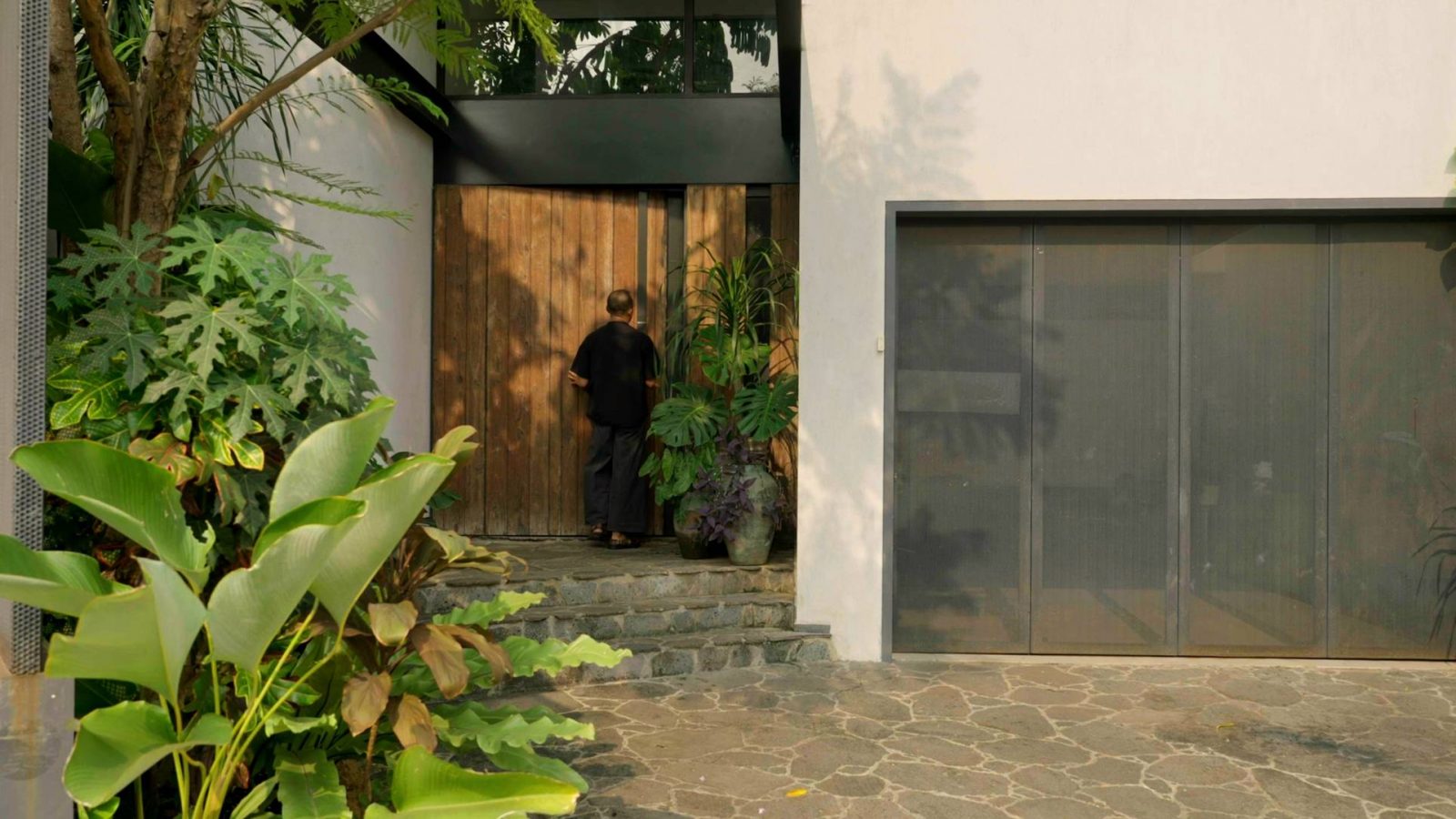 Inside A Tropical Garden Home With A Blend Of Indonesian Heritage 2