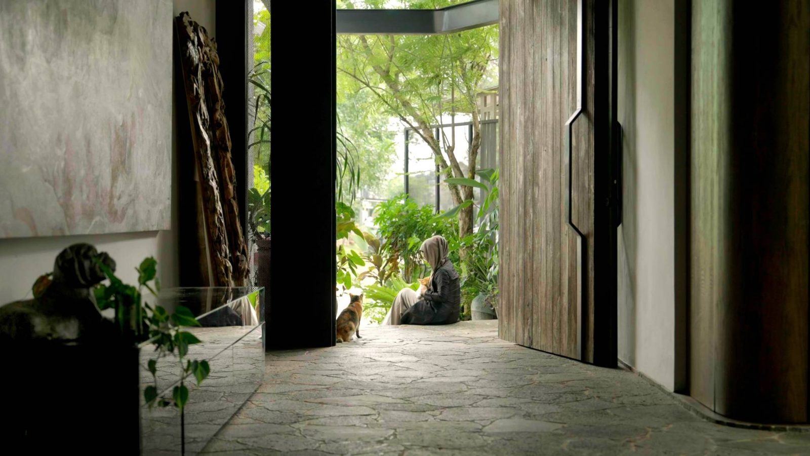 Inside A Tropical Garden Home With A Blend Of Indonesian Heritage 3