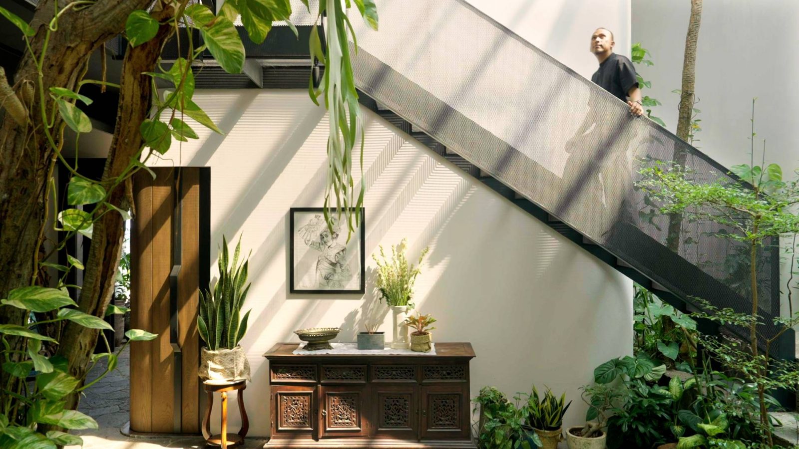 Inside A Tropical Garden Home With A Blend Of Indonesian Heritage 6