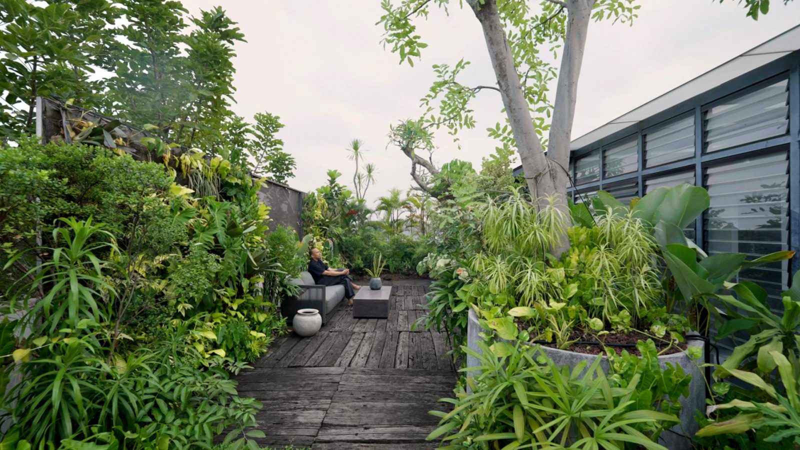 Inside A Tropical Garden Home With A Blend Of Indonesian Heritage 9