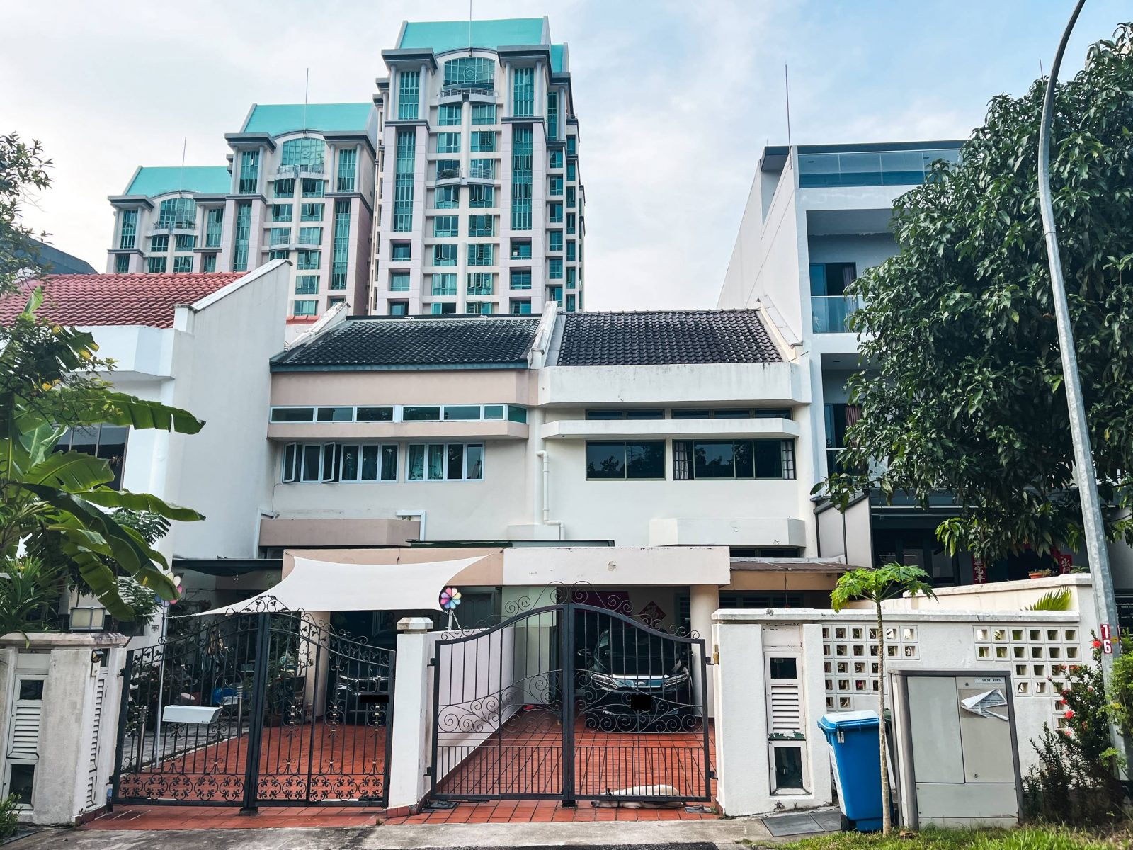 Touring A Small 999-Year Landed Estate Near An MRT Station In Upper Bukit Timah
