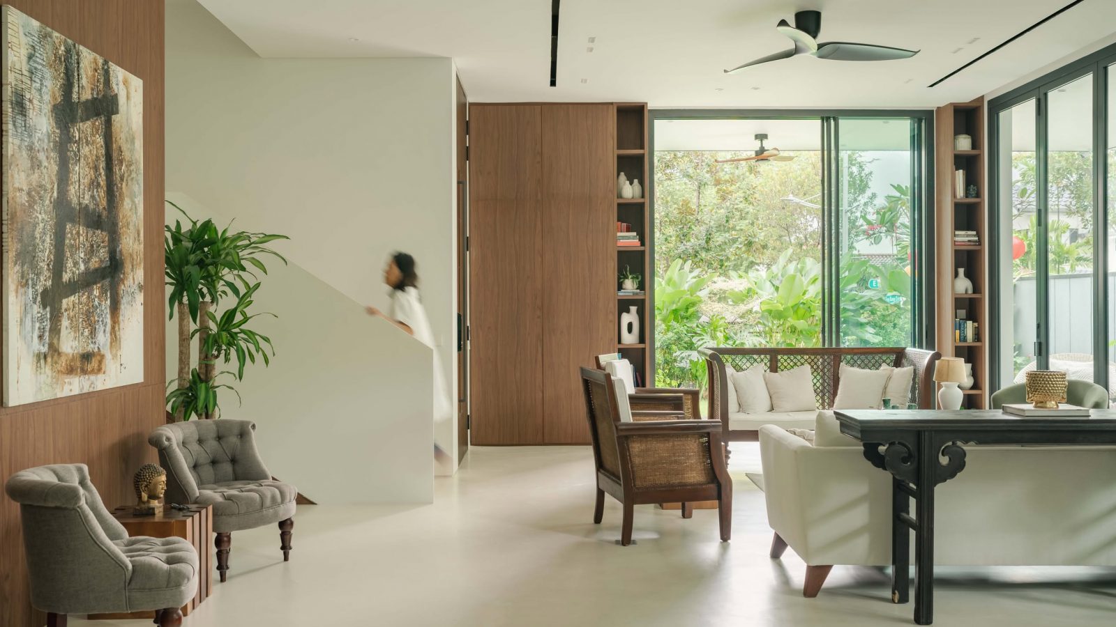 An Architect Built A Beautifully Hidden Tropical House For A Family Of Five 4