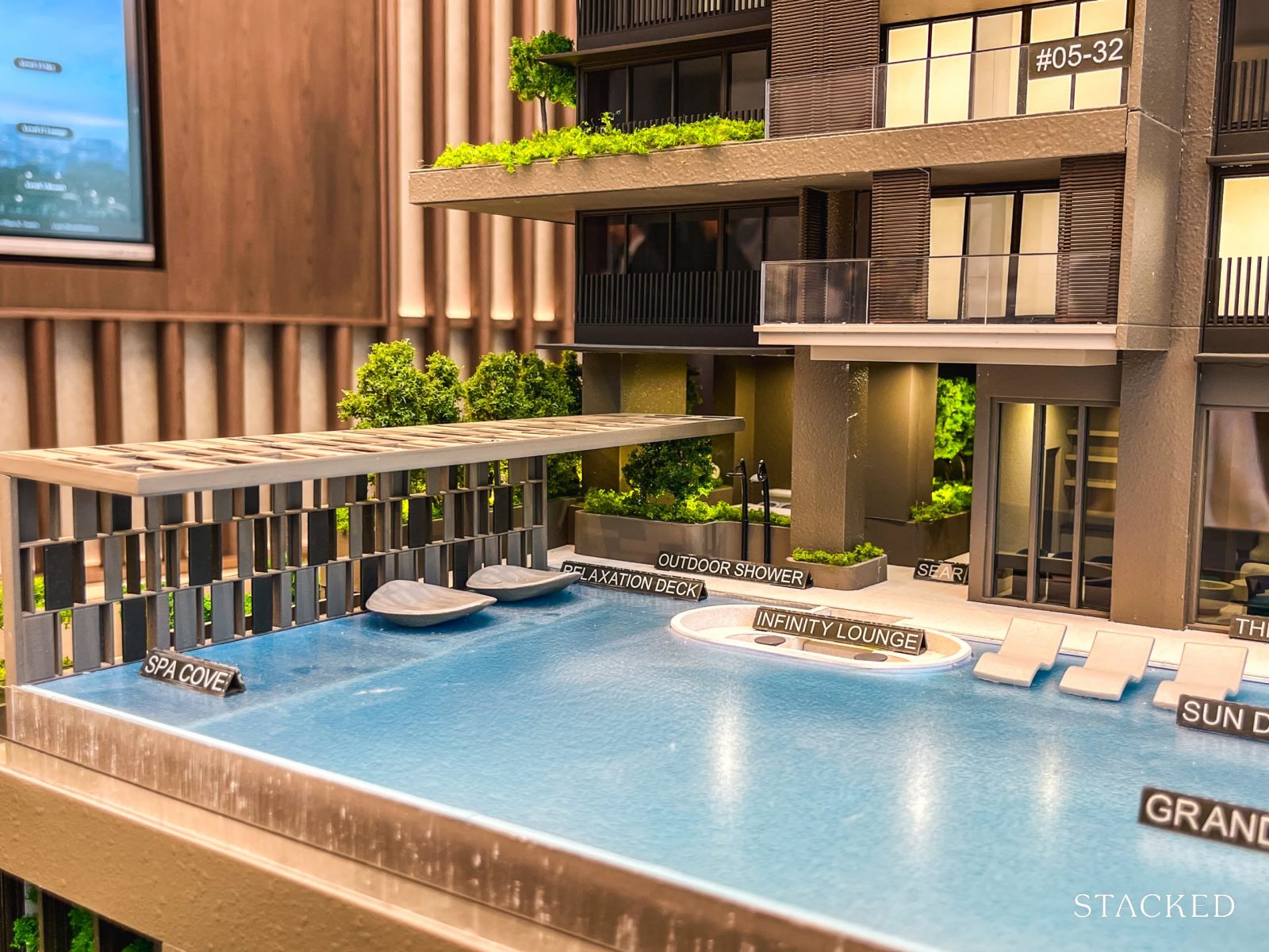 12. Aurea Model Pool 10