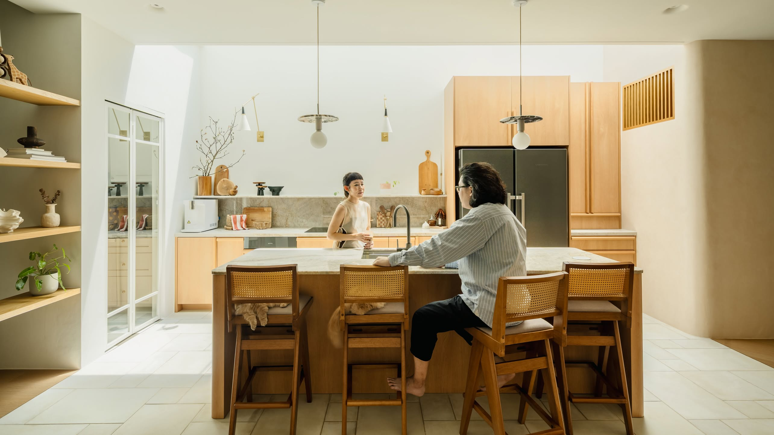 Inside A Cosy California Chic Shophouse With A Beautiful Kitchen Island 1