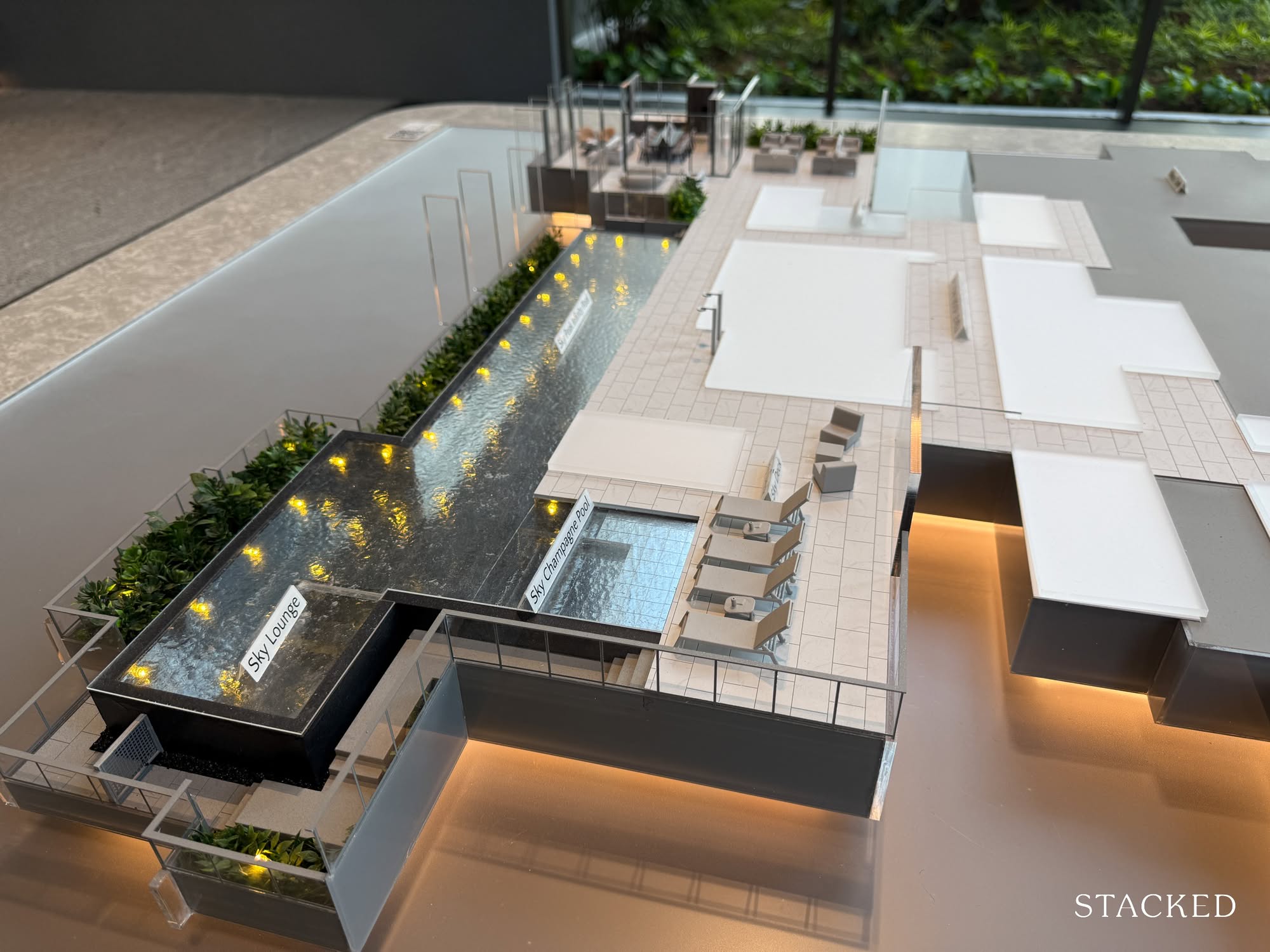 Promenade Peak Model Level 63 pool