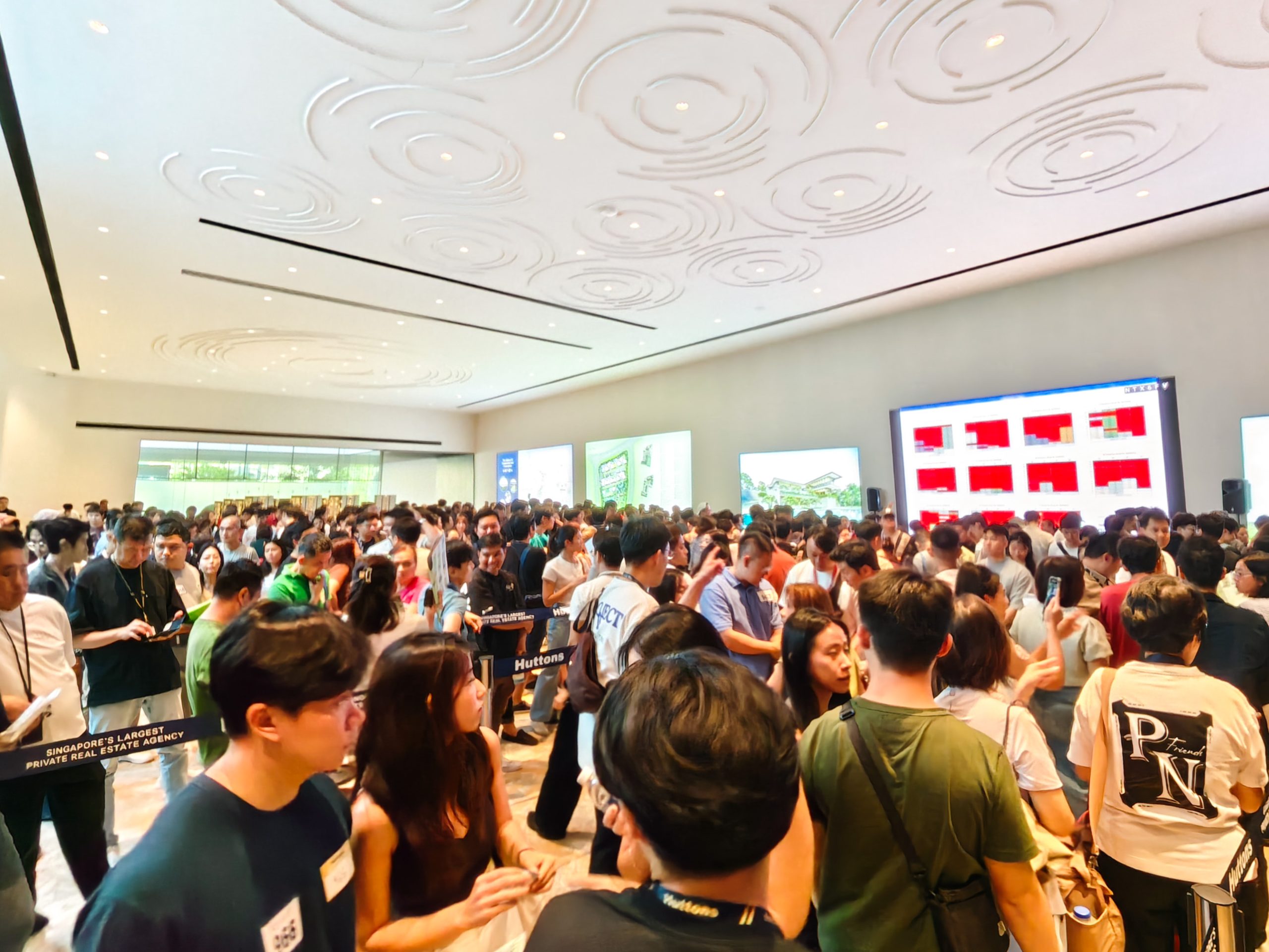 Crowd at RIVELLE Booking Day 4