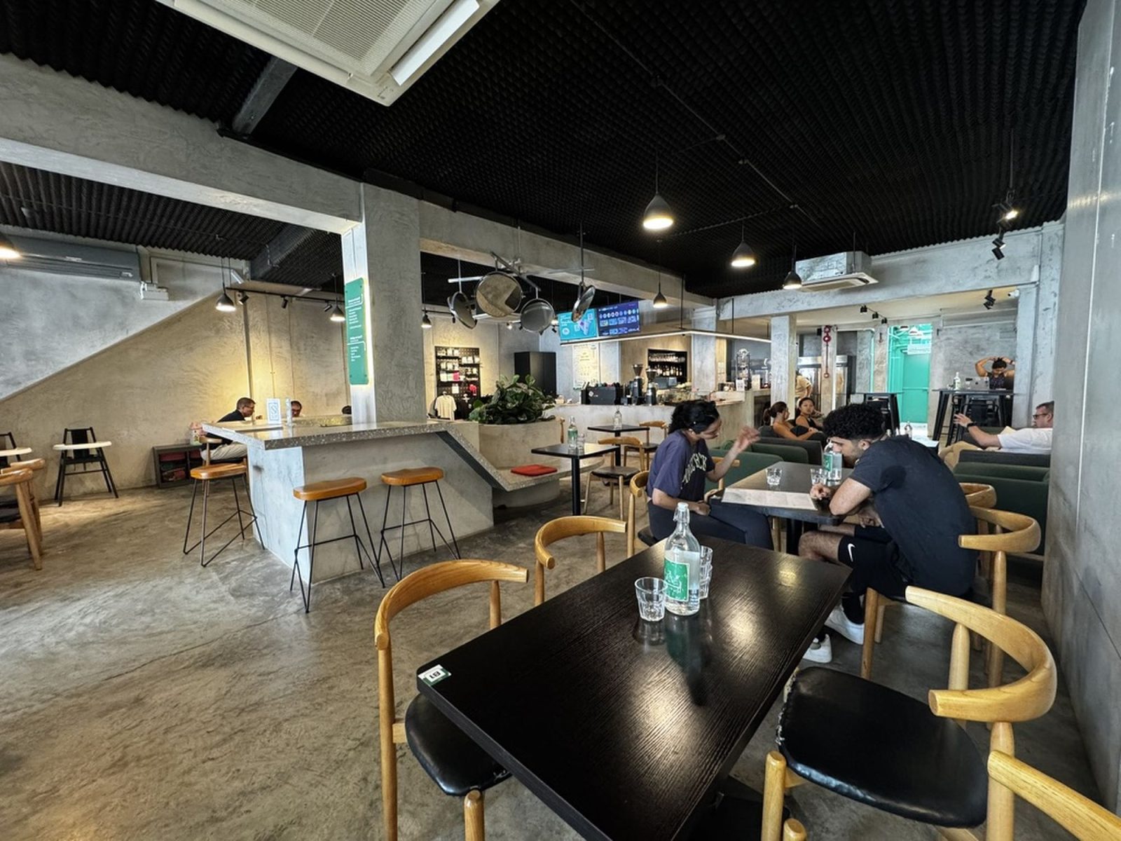 L1 cafe front